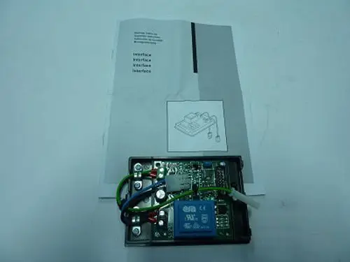 Platine mit elektronischen Komponenten und Anschlüssen, ausgestattet mit einem Relais. Anleitungen sind auf einem danebenliegenden Blatt sichtbar. Hersteller: Remeha.